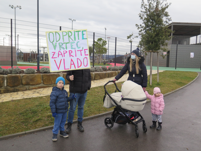 Koper, protest proti zaprtju šol | Foto: STA ,