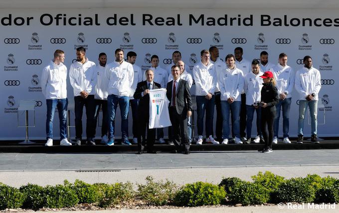 Real Madrid je predsedniku Audija v Španiji podaril košarkarski dres s številko 1. | Foto: Realmadrid.com
