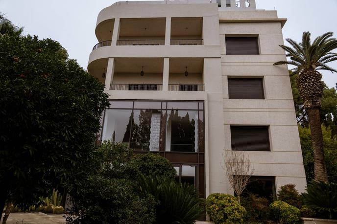 Bašar al Asad, rezidenca Sirija | Za snemanje prizorov so pred kratkim uporabili tudi razkošno Al Asadovo rezidenco, ki so jo po njegovem pobegu napadli Sirci. | Foto Profimedia