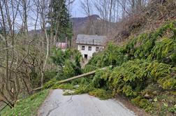 Rdeči alarm ostaja: zaprtih več šol in cest, opozorilo civilne zaščite #vŽivo