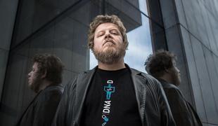 "Kako naj v grobi in radikalni družbi olepšam stvari?"