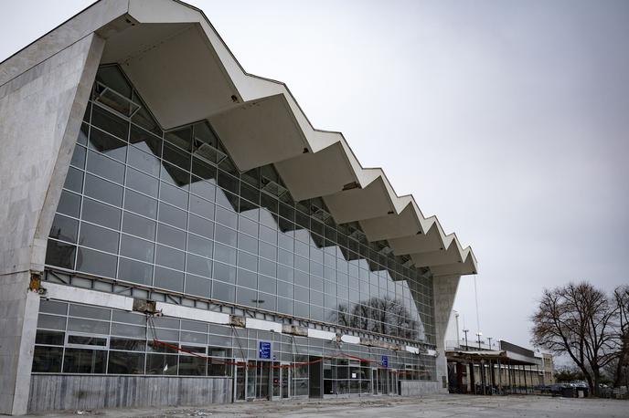 Železniška postaja Novi Sad | Prejšnjo soboto je več kot 100 tisoč Srbov obeležilo prvo obletnico nesreče v Novem Sadu. Protestniki so takrat ponovno pozvali k volitvam. Kritiki opozarjajo, da je nesreča v Novem Sadu simbol zakoreninjene korupcije v Srbiji. | Foto Ana Kovač