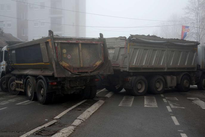 Kosovo | Srbi so postavili številne zapore na pomembnejših cestah na severu Kosova, v enem primeru pa tudi na srbski strani meje.  | Foto STA