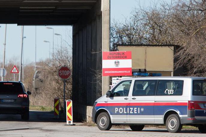 Avstrijska policija | Ob izreku kazni je po poročanju agencije APA ženska doživela čustveni izbruh in je partnerja obtožila, da je kriv za to, da bo morala v zapor. | Foto Twitter
