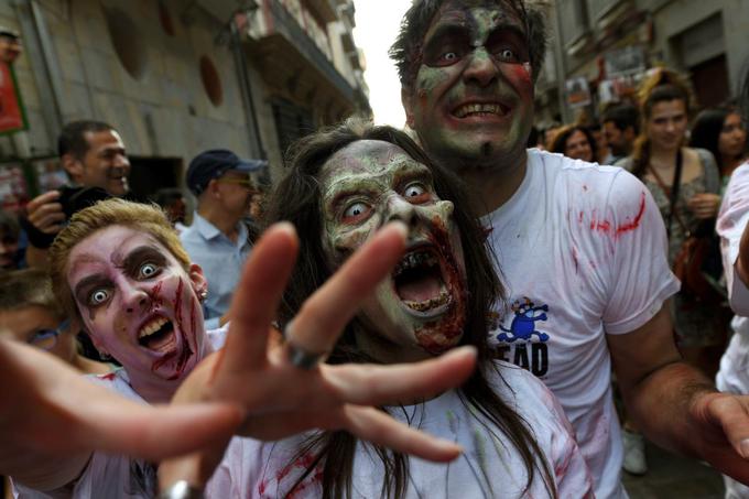 Zombiji spadajo med najbolj priljubljene filmske in televizijske pošasti. Ljudje se vanje najpogosteje spremenijo po izbruhu bolezenskih epidemij. Njihova poglavitna lastnost je, da so pravzaprav mrtvi in nimajo več človeške zavesti, a vseeno "živijo" in brez skrbi za lastno varnost brezciljno tavajo po svetu in iščejo hrano. To so najpogosteje drugi ljudje.  | Foto: Reuters