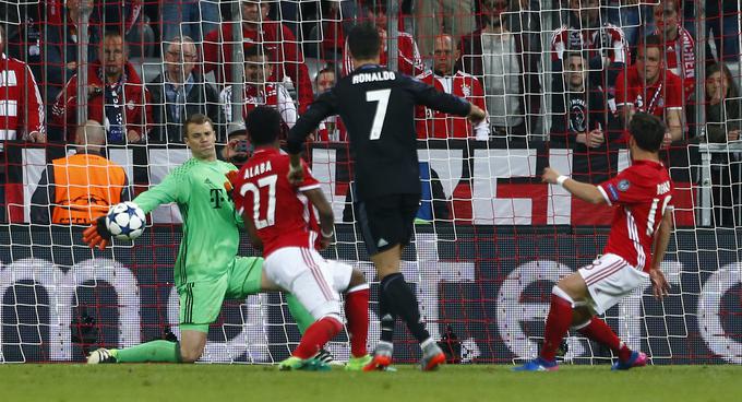 Ena izmed obramb Manuela Neuerja, ki je preprečil še višji poraz Bayerna. | Foto: Reuters
