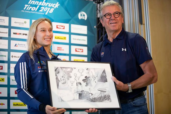Za spomin na naslov svetovne prvakinje v Innsbrucku je dobila sliko, na kateri je upodobljena v vlogi stripovske junakinje. | Foto: Urban Urbanc/Sportida