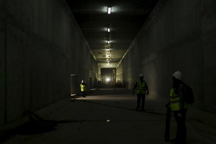 Delavci in obiskovalci v tunelu prekopa. | Foto: Reuters