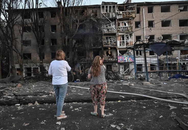 Posledice nočnega ruskega napada na Ukrajino. Znova so jo skupile stanovanjske stavbe v ukrajinskih mestih.  | Foto: Reuters