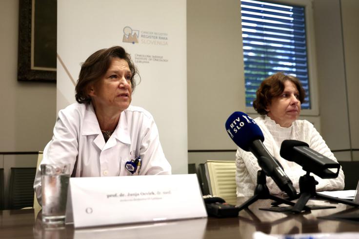 Strokovna direktorica OI Ljubljana Janja Ocvirk ter predstojnica sektorja onkološke epidemiologije in registra raka na OI Ljubljana Vesna Zadnik. | Foto: STA