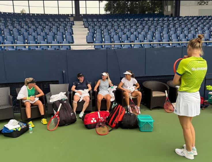Maša Zec Peškirič v Indiji v družbi svojih varovank | Foto: Tenis Slovenija