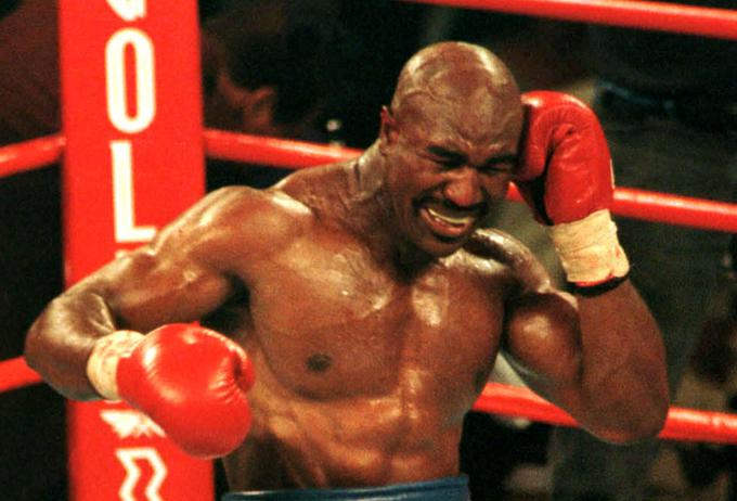 Evander Holyfield je pred 23 leti na dvoboju proti Tysonu ostal brez dela uhlja. | Foto: Reuters
