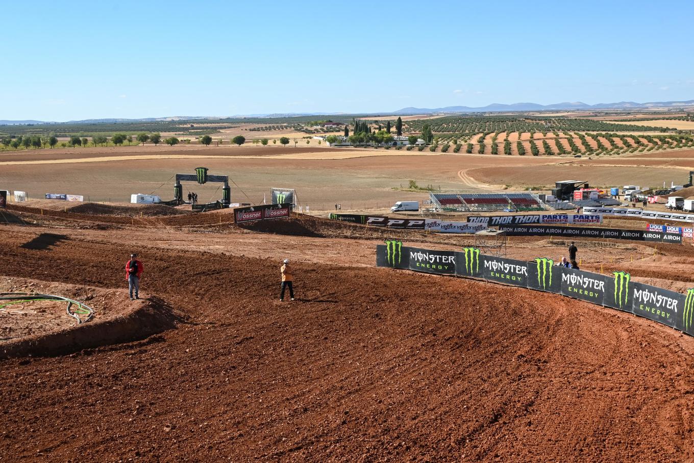 A reta de largada e a primeira curva são em declive. | Foto de : Matej Podgoršek