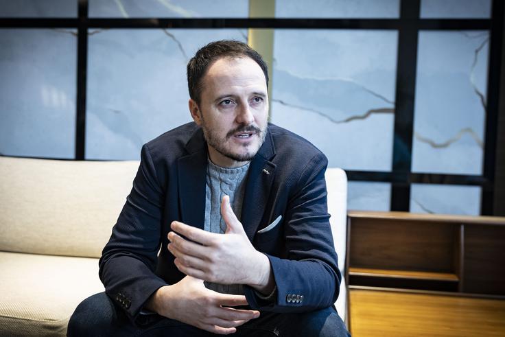 "Med seboj nikoli nismo podpisali nobene pogodbe in te ne obstajajo. Vsak se je prostovoljno odločil, da to počne," pove o delovanju Modrijanov. | Foto: Ana Kovač