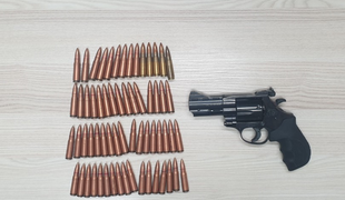 Policisti 58-letnemu Celjanu zasegli orožje in naboje