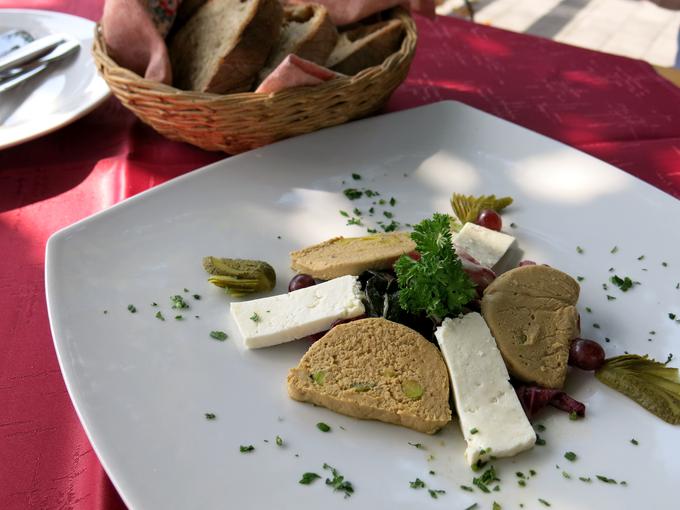 Fazanova pašteta s pistacijami in mladi sir | Foto: Miha First