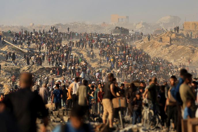Gaza | Drugi dan prekinitve ognja med Izraelom in Hamasom na območju Gaze se nadaljuje vračanje tisoče razseljenih Palestincev na opustošene domove. | Foto Reuters