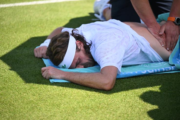 Stefanos Cicipas je zaradi poškodbe hrbta predal dvoboj v Wimbledonu, potem pa ga je odkrito kritiziral še Goran Ivanišević. | Foto: Guliverimage