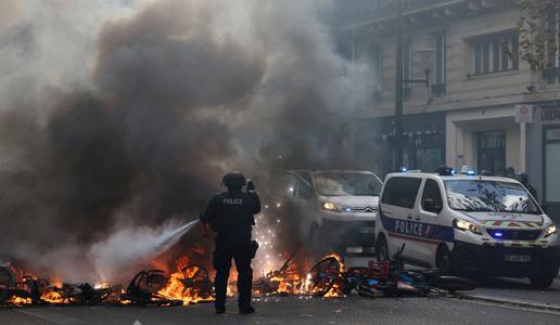 V delih Pariza policijska ura tudi v noči na četrtek