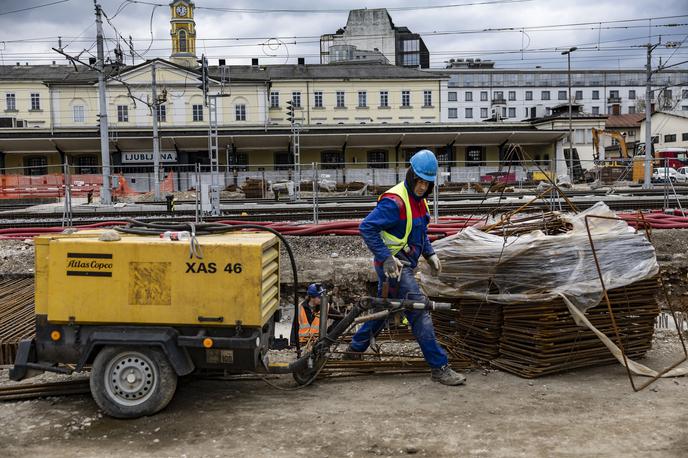 Železniška postaja Ljubljana | Obsežni infrastrukturni posegi žal ne morejo vedno potekati ob živem prometu. | Foto Ana Kovač