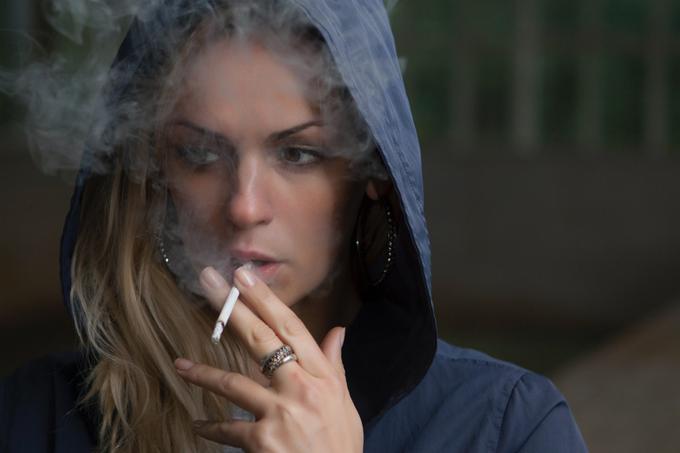 Redno kajenje povzroča celo vrsto bolezni, ki so pogosto tudi smrtno nevarne. Zaradi obolenj, ki so neposredno povezana s kajenjem, v Sloveniji vsak dan umre okrog deset ljudi, na leto približno 3.600.  | Foto: Unsplash