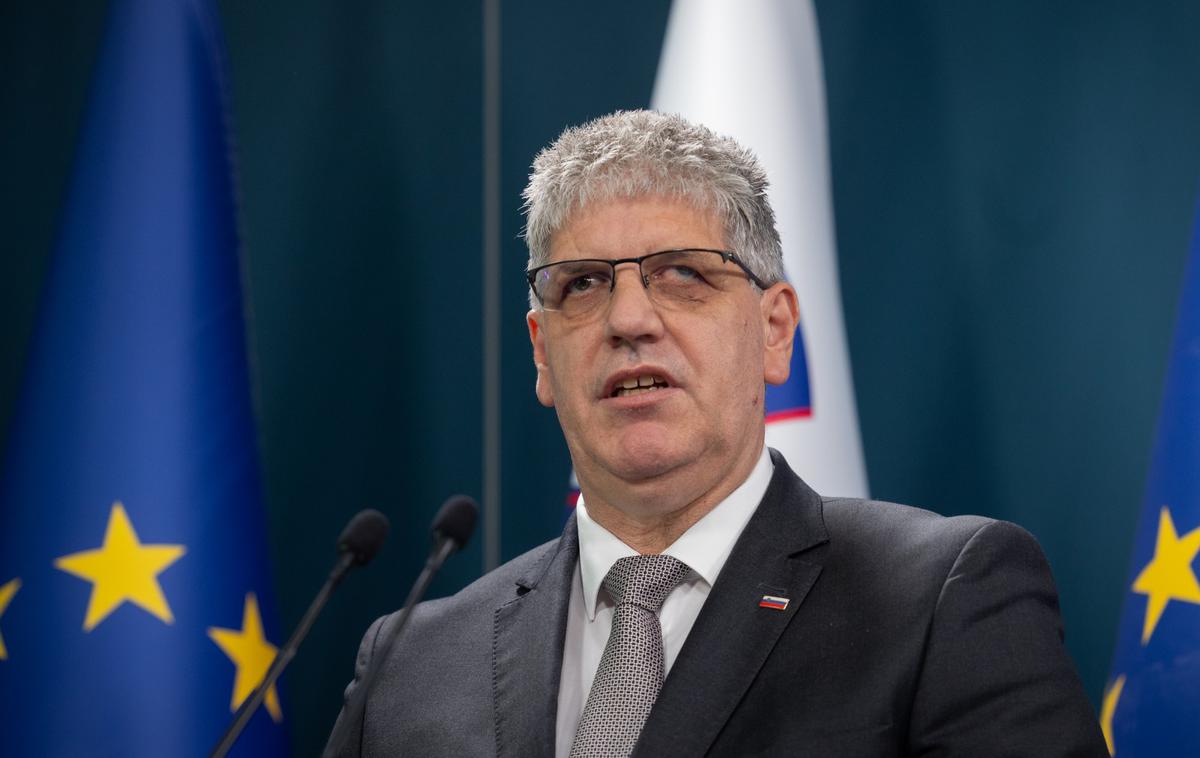 Boštjan Poklukar | Predlog Šutarjevega zakona, določa, da smejo policisti brez naloga sodišča vstopiti v tuje stanovanje, druge prostore ali prevozna sredstva, če je to neizogibno za zavarovanje ljudi in takojšnjo zasego orožja. To po besedah odhajajočega notranjega ministra Poklukarja velja izključno za prostore in prevozna sredstva, kjer na podlagi zbranih okoliščin obstaja verjetnost, da je bilo nazadnje skrito orožje. | Foto Bor Slana/STA