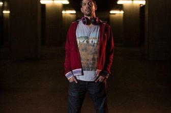 Kdo vse je ustvaril glasbo za videospot Itak ambasadorjev?