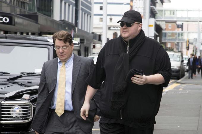 Kim Dotcom s svojim odvetnikom ob prihodu na sodišče, kjer je potekalo zaslišanje glede izročitve Nemca Združenim državam Amerike.  | Foto: Reuters