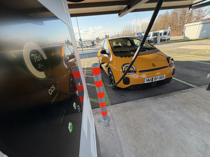 Serijski twingo ne bo podpiral hitrega polnjenja. | Foto: Gregor Pavšič