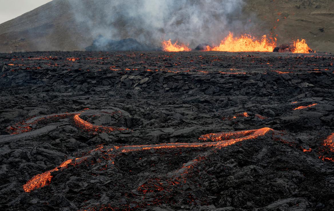 Vulkan | Do današnjega izbruha je prišlo le nekaj kilometrov od prizorišč zadnjih dveh izbruhov v letih 2021 in 2022. | Foto Reuters