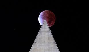 Tako je bila ponoči videti redka "super krvava luna" #video