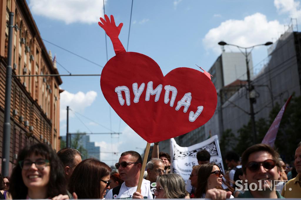 Protestniki pred poslopjem srbske vlade v Beogradu