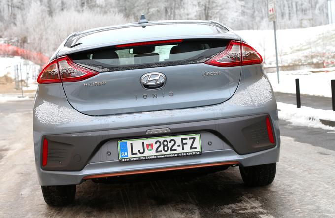 Hyundai je prejšnji teden pripeljal v Slovenijo povsem novi električni ioniq. To je primerno velik, s petimi vrati praktičen in tudi prostorsko zadovoljiv avtomobil. Toda ta hyundai za zdaj ne postavlja novih standardov, temveč se je zadovoljil z vlogo sledilca. Vgrajeno ima namreč majhno baterijo in šibek polnilec, doseg v zimskem času morda doseže vsega 150 kilometrov. Uvoznik jih želi letos v Sloveniji prodati od 10 do 15. Zanimala naj bi se podjetja (avtomobil za imidž), manj posamezniki (realna uporaba). Hyundai je s tem avtomobilom sicer postavil osnovo, ki pa jo bodo morali v prihodnjih letih nadgrajevati. | Foto: Gregor Pavšič