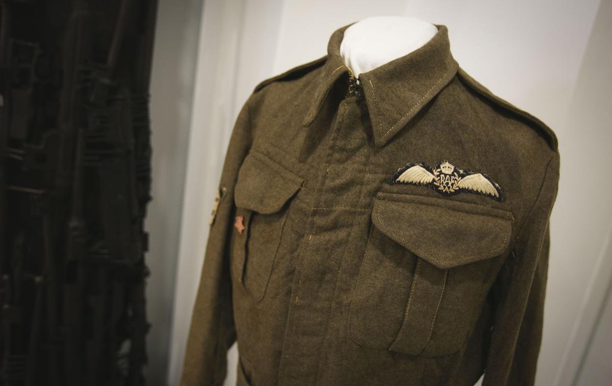 Park vojaške zgodovine, Pivka | Pilotska srajca je le ena od 220 najdb s prizorišča sestrelitve britanskega vojaškega letala Spitfire, ki je sodelovalo v prvem letalskem napadu na Ljubljano. | Foto Bojan Puhek