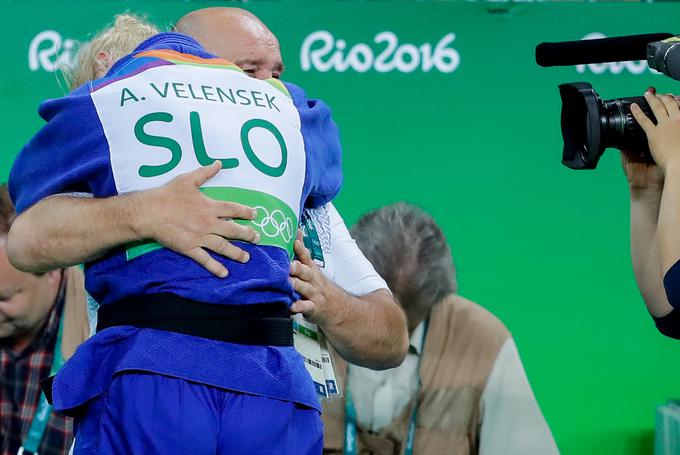 Fabjan ob uspehih pokaže tudi svojo mehko plat. Takole je v objem stisnil Ano Velenšek, judoistko, ki je na olimpijskih igrah z bronom dopolnila slovenski komplet medalj. | Foto: Stanko Gruden, STA