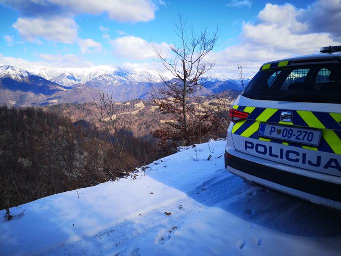 "Iskanje na zahtevnem in spolzkem terenu je potekalo v neugodnih vremenskih razmerah, saj je zvečer zapadlo tudi nekaj centimetrov novega snega," so sporočili z novogoriške policijske uprave. | Foto: PU Nova Gorica