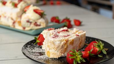 Lahkotna in sveža: recept za rulado Pavlova z jagodami #video