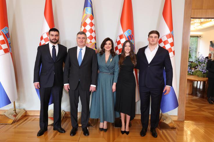 Zoran Milanović na inavguraciji z družino.  | Foto: Grgo Jelavic/Pixsell