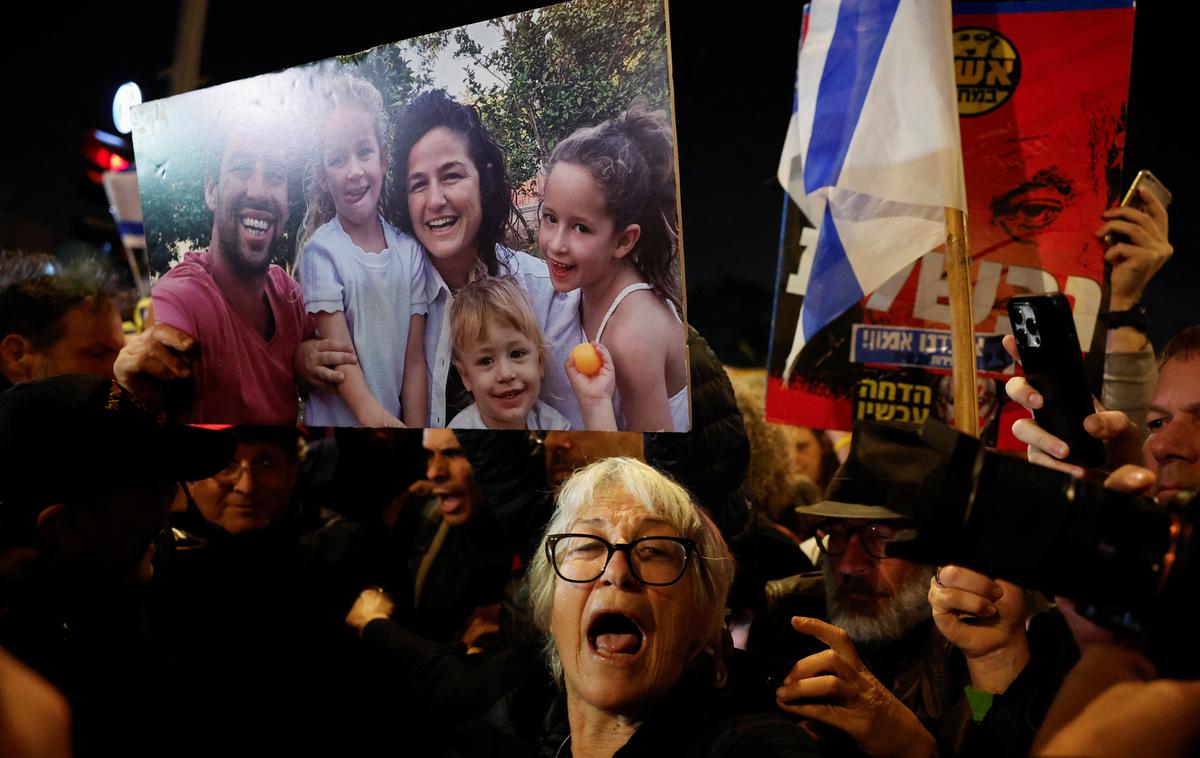 protest v Izraelu | Z izraelskimi zastavami, rumenimi baloni in transparenti z obrazi talcev so protestniki končali štiridnevni pohod, ki se je začel na enem od krajev oktobrskega napada,  | Foto Reuters