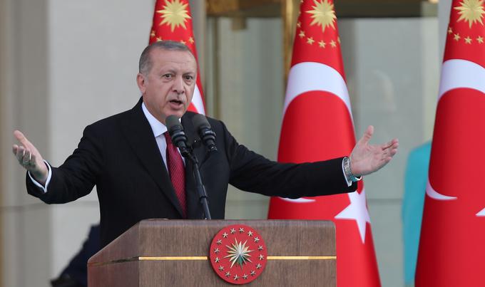 Turški predsednik, ki državi vlada s trdo roko, je migrante že večkat uporabil za pritisk proti Evropi, ki izdatno financira begunska taborišča v Turčiji.  | Foto: Reuters