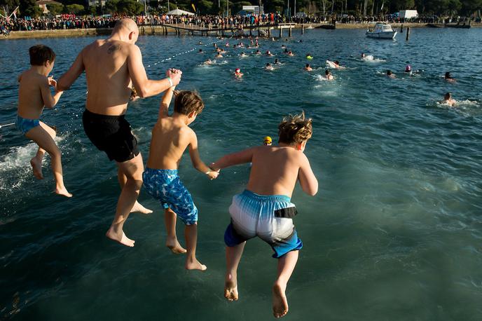 Novoletni skok v morje Portorož | Tako so v slovensko morje udeleženci skočili na prvi dan leta 2017. | Foto Vid Ponikvar