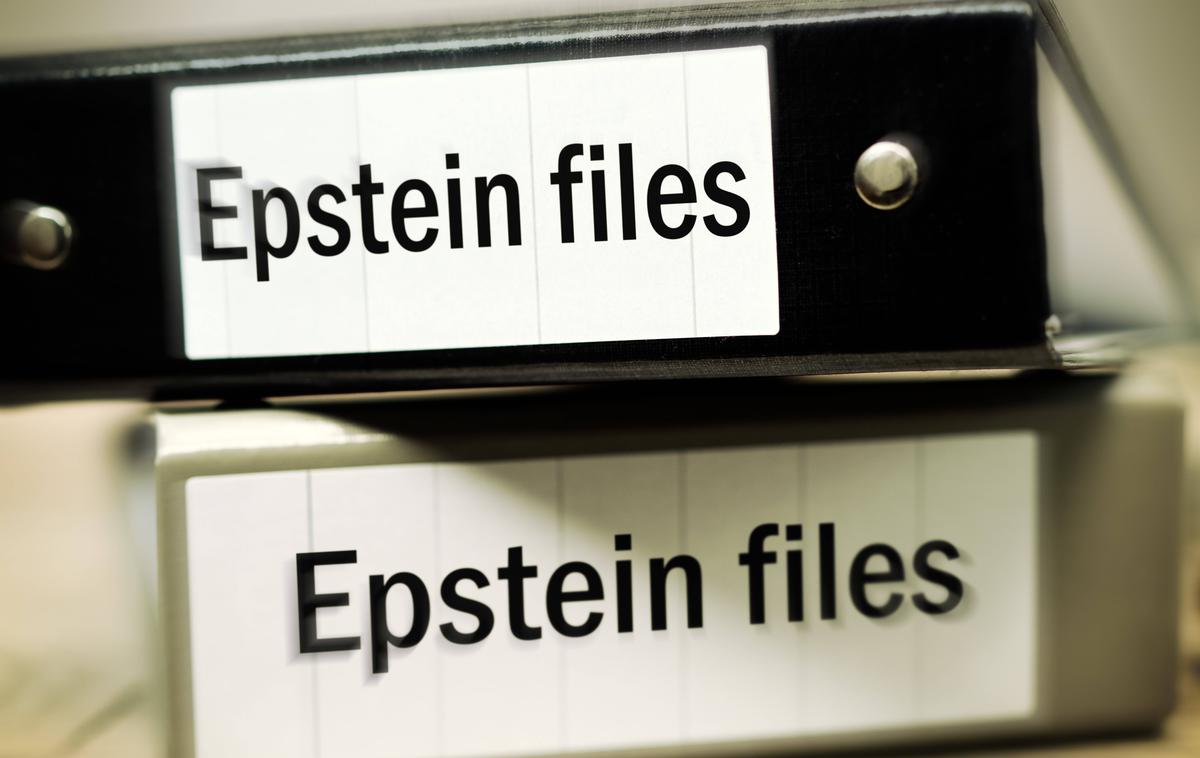 Jeffrey Epstein, dokumenti | Epstein je leta 2008 priznal krivdo za siljenje mladoletnic v prostitucijo ter dobil minimalno kazen od takratnega zveznega tožilca in kasnejšega ministra za delo v Trumpovi prvi vladi Alexandra Acoste. Kasneje, leta 2015, je v sporočilih novinarju časnika New York Times večkrat označil Trumpa za butastega in trdil, da je njegovo bogastvo hišica iz kart. | Foto Guliverimage