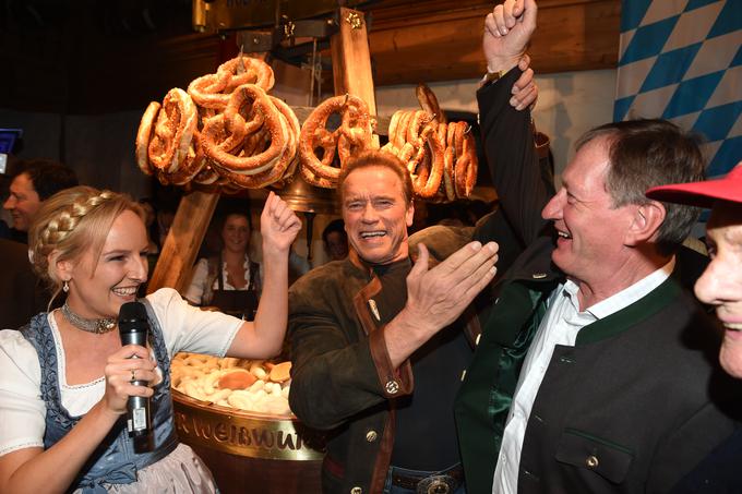 Na Oktoberfestu leta 2016 v družbi filmskega igralca Arnolda Schwarzeneggerja.  | Foto: Guliverimage/Vladimir Fedorenko