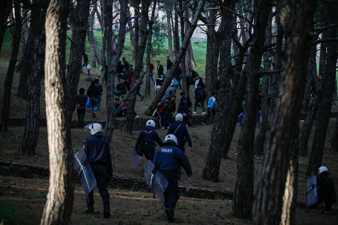 Grška policija nad prebežnike | Med tistimi, ki jih je ponoči aretirala grška policija, prevladujejo prebežniki iz Afganistana, Pakistana, Maroka in Bangladeša. | Foto Reuters