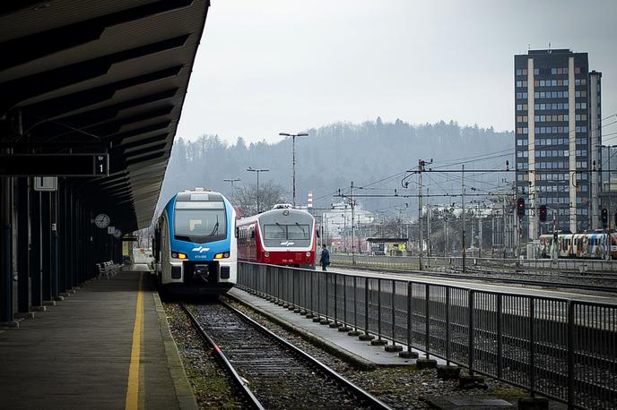 Stadler, vlak, Slovenske železnice | Potnik se je v nesreči huje poškodoval, a njegovo življenje ni ogroženo. | Foto Ana Kovač