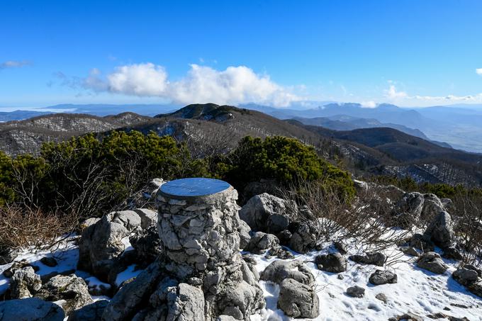 Mali Golak, 1.495 metrov, najvišja točka Trnovskega gozda, pogled proti Srednjemu in Velikemu Golaku | Foto: Matej Podgoršek