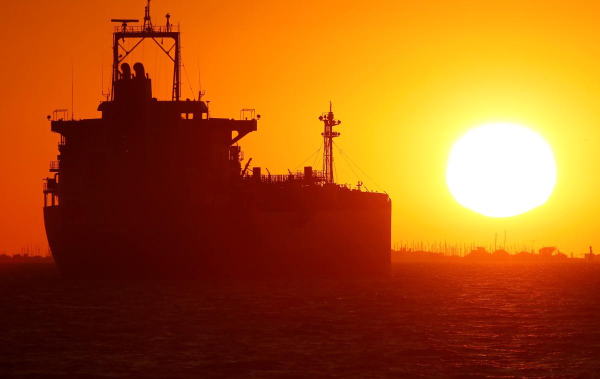 Sončni zahod, ladja, tanker | Foto Reuters