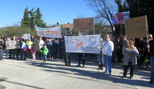 Na Škofijah 300 ljudi protestiralo zaradi namestitve beguncev