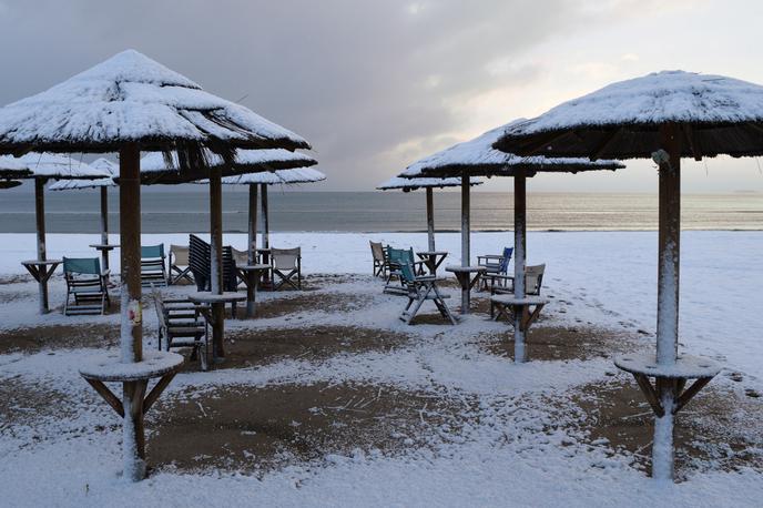 Grčija sneg jan 2019 | Sneg je grške plaže pobelil tudi januarja letos, ko so nastali ti posnetki. | Foto Reuters