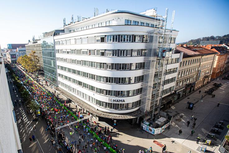 Tekače, ki se bodo lotili kraljevske razdalje, znova čakata dva kroga.  | Foto: Grega Valančič/Sportida